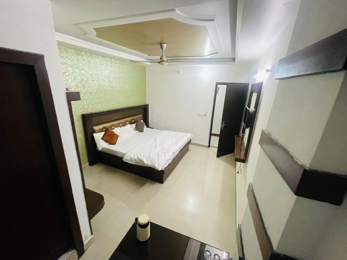Blue Rose International, Family Hotel Agra  Bagian luar foto